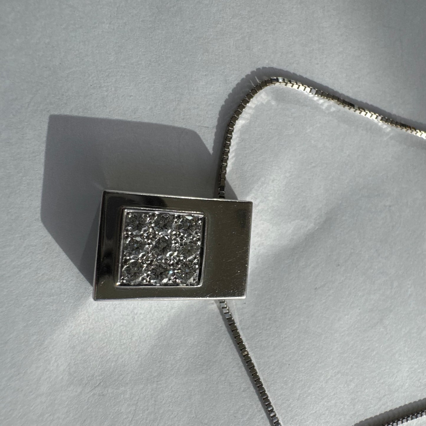 תליון זהב לבן 18 קראט משובץ יהלומים בחיתוך עגול, בשיבוץ צפוף ומדויק היוצר מראה אלגנטי ונקי. 