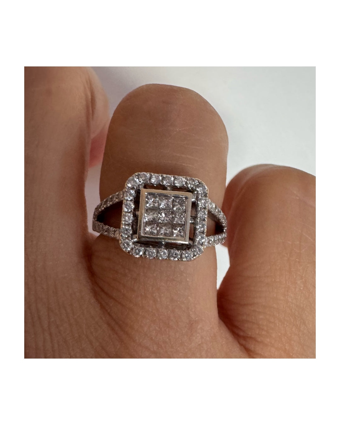 18K gold ring set with Diamonds in various cuts