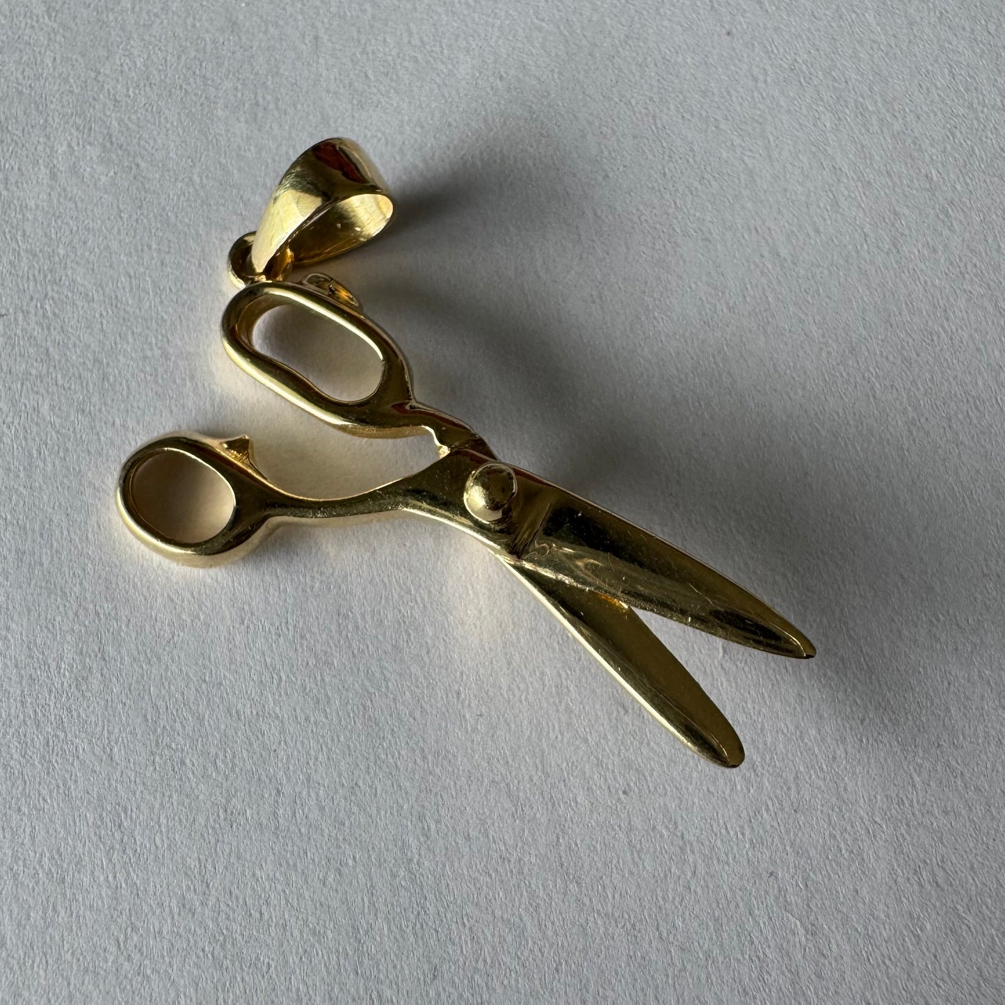 תליון מספריים זהב צהוב 14 קראט בעיצוב מינימליסטי ומלא אופי.