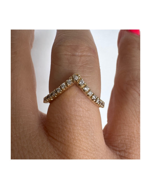 18K gold V-shaped ring set with sparkling diamonds.