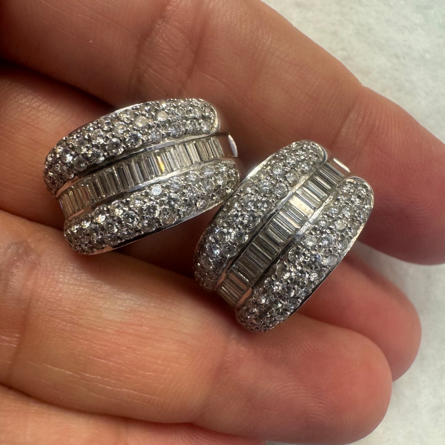 18K gold earrings set with baguette and pavé Diamonds.