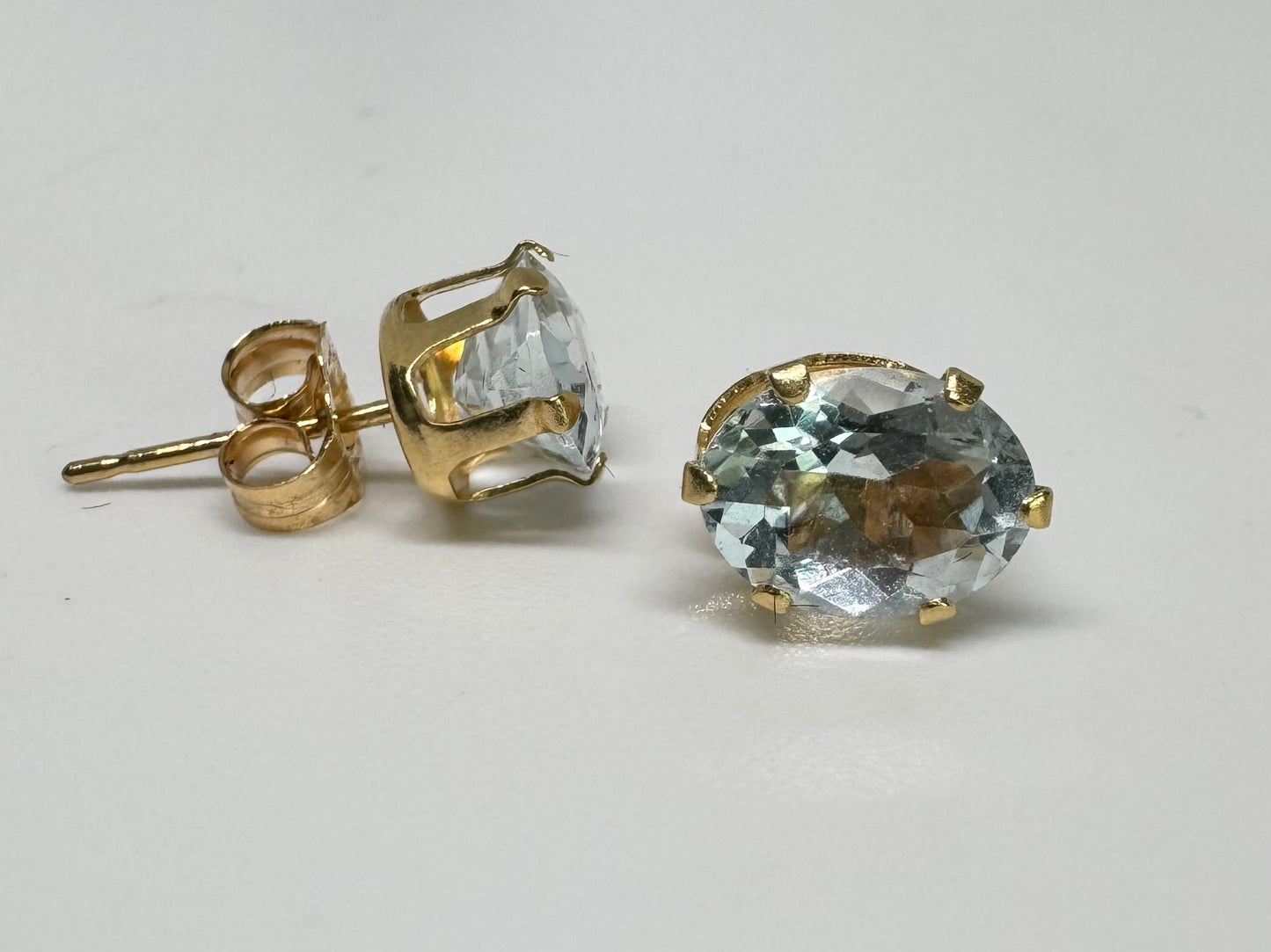 10K gold Stud Earrings set with Aquamarine