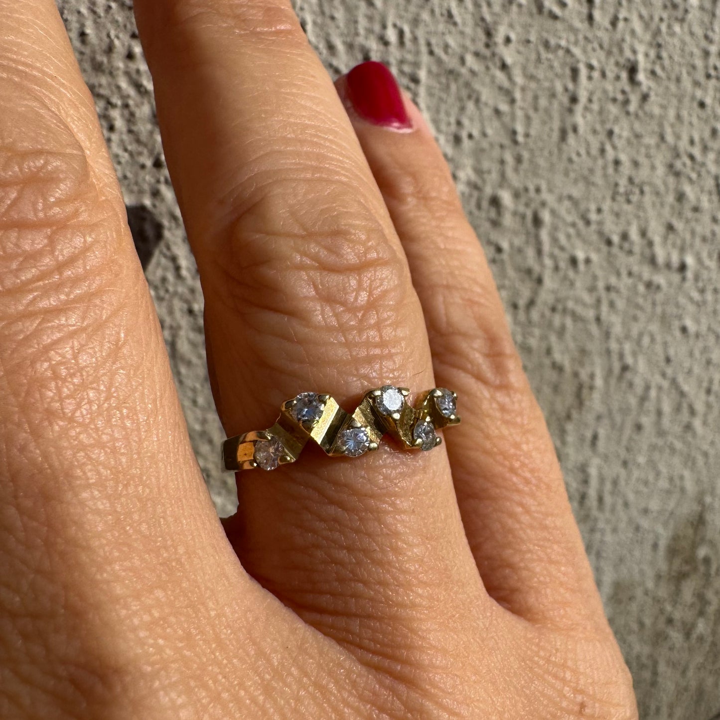 טבעת זהב 14 קראט בעיצוב זיגזג, משובצת יהלומים נוצצים. תכשיט וינטג’ עדין עם טאץ’ גאומטרי ייחודי.