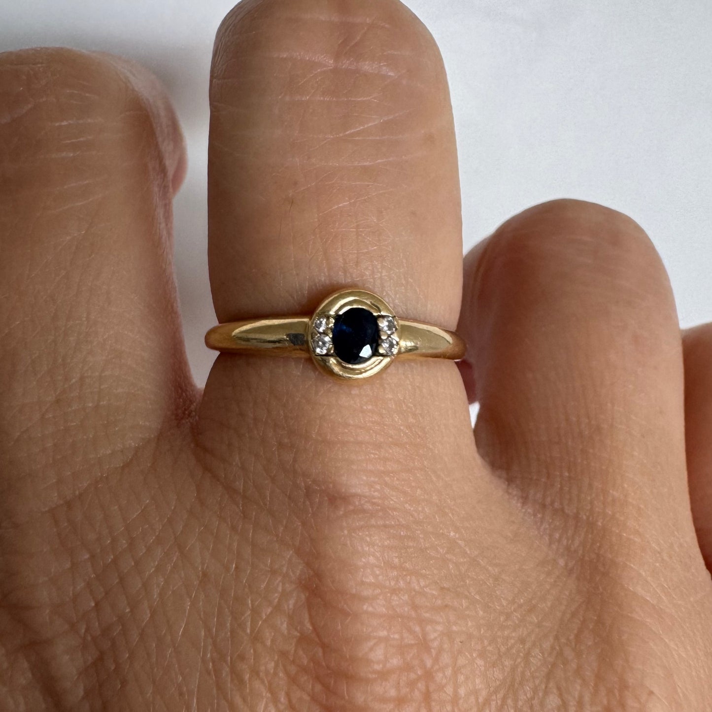 18K gold ring set with a deep blue Sapphire at its center