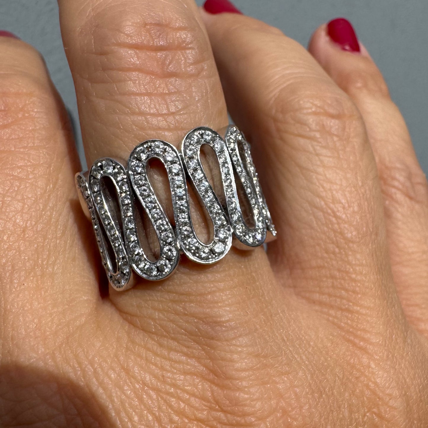 טבעת זהב לבן 14 קראט משובצת יהלומים נוצצים בעיצוב גל מתפתל