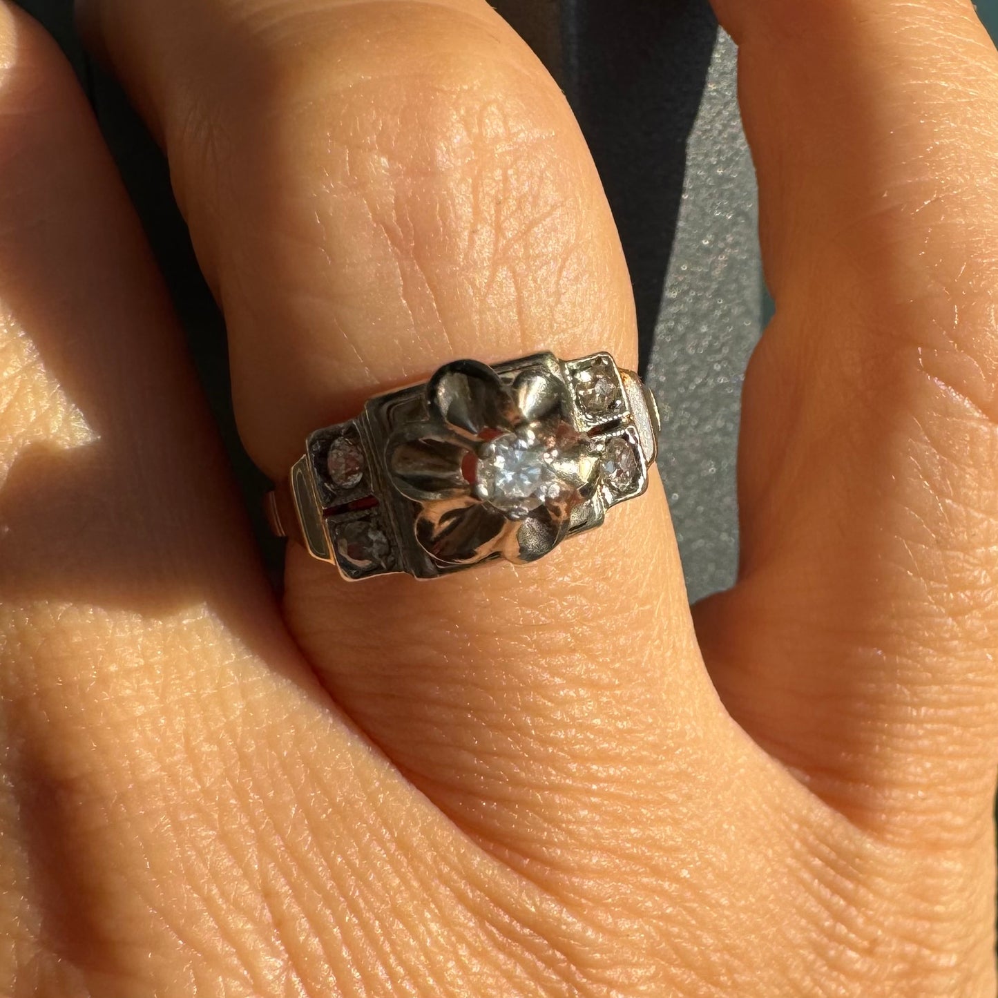 טבעת זהב 14 קראט משובצת יהלומים, בעיצוב פרח פתוח במרכז שמעניק לה מראה מיוחד ורומנטי. 