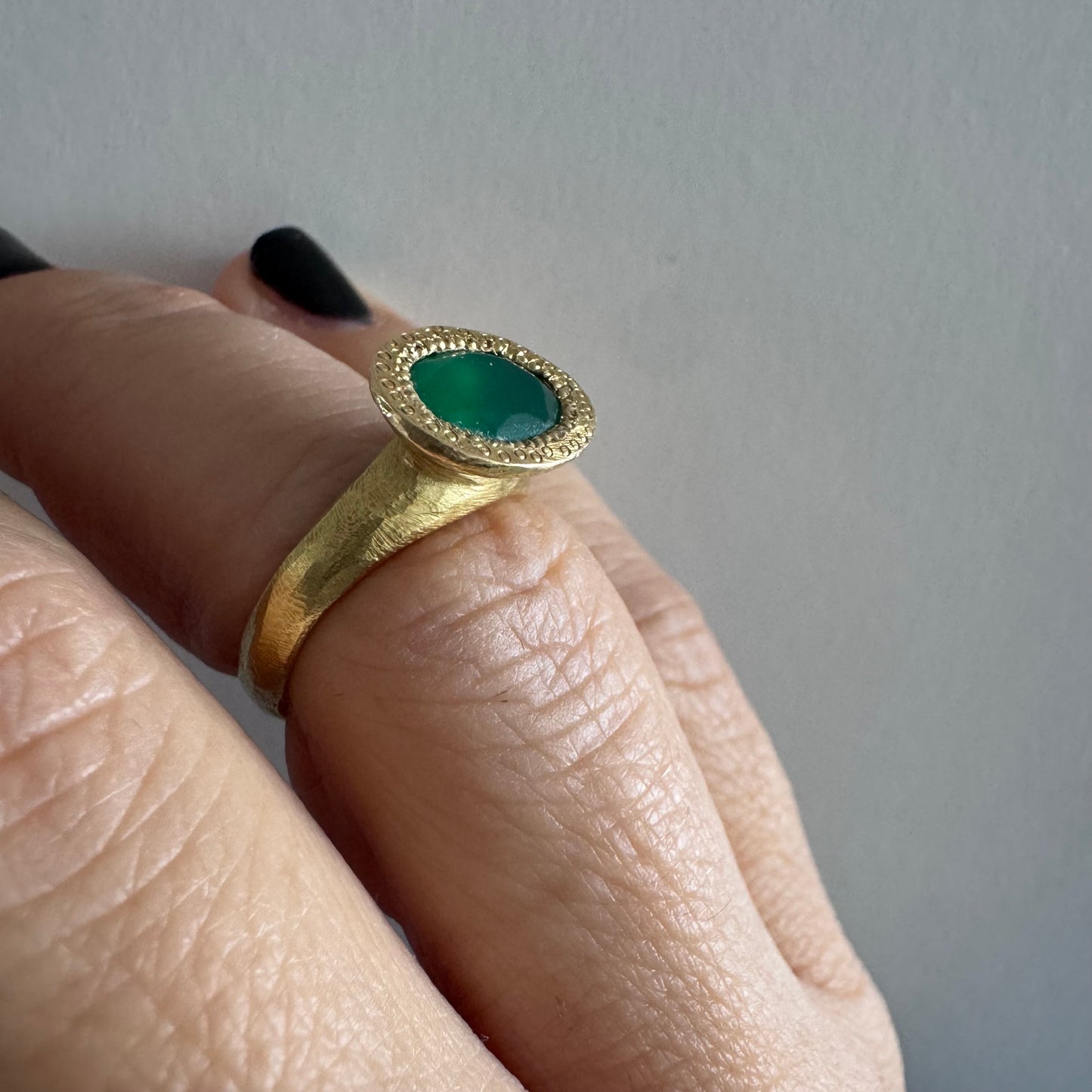 טבעת זהב צהוב 18 קראט משובצת אבן כריסופרס בגוון ירוק עמוק ומהפנט.