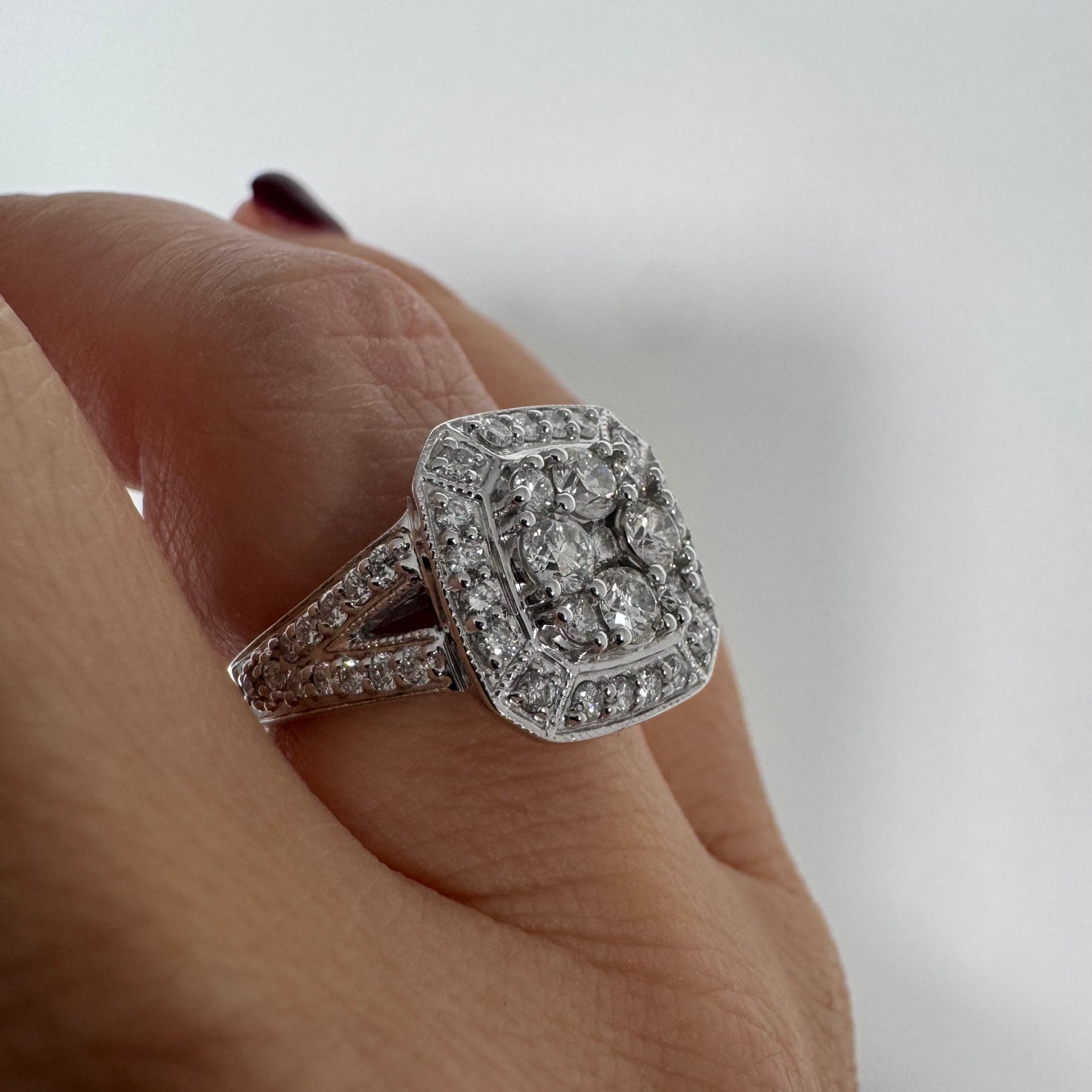 טבעת זהב לבן 18 קראט משובצת יהלומים בעיצוב קלאסטר אוקטגונלי מרשים.