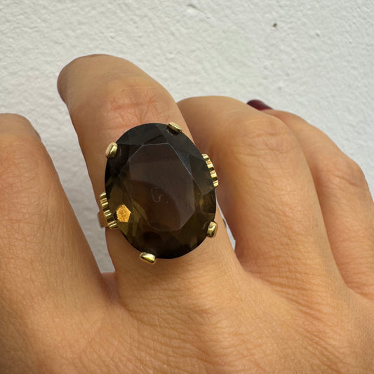 טבעת זהב צהוב 14 קראט משובצת אבן סמוקי קוורץ בגוון חום עמוק ומסתורי.
