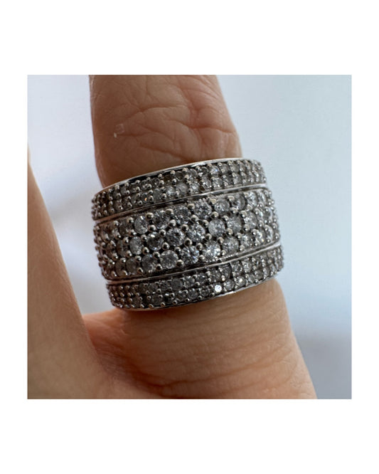 טבעת זהב לבן 18 קראט בעיצוב רחב ומרשים, משובצת יהלומים בשיבוץ פאווה צפוף המעניק ברק עשיר ונוכחות יוקרתית מכל זווית.