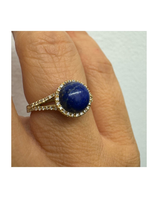 טבעת זהב צהוב 14 קראט משובצת באבן לאפיס לזולי עגולה, או מוקפת הילה עדינה של יהלומים נוצצים.