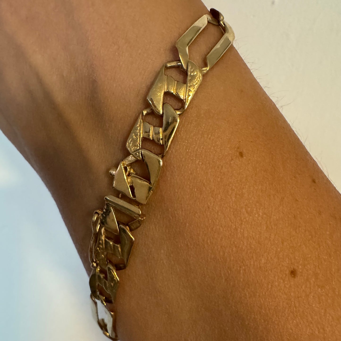 צמיד זהב צהוב 14 קראט בעיצוב חוליות מודרני ומיוחד.