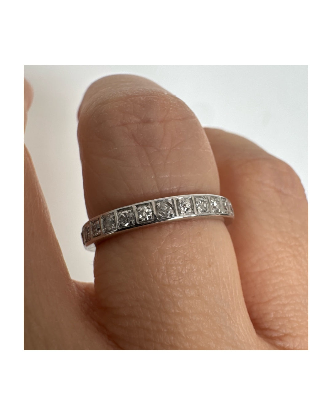 טבעת איטרניטי זהב 14 קראט משובצת שורת יהלומים משובצים זה לצד זה במסגרת מדויקת ונקייה.