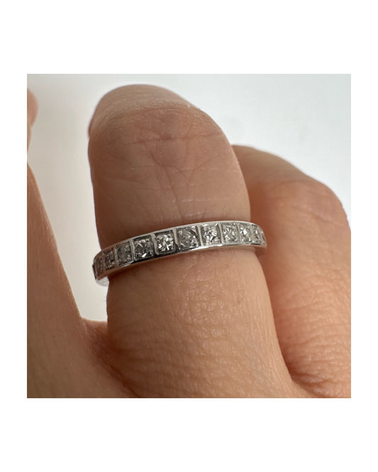 טבעת איטרניטי זהב 14 קראט משובצת שורת יהלומים משובצים זה לצד זה במסגרת מדויקת ונקייה.