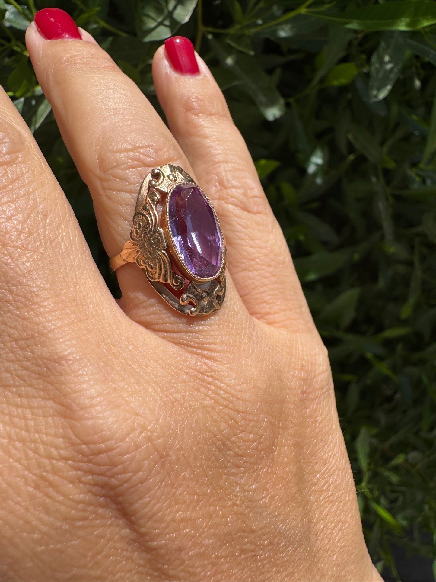 14K gold set with an oval-cut Amethyst