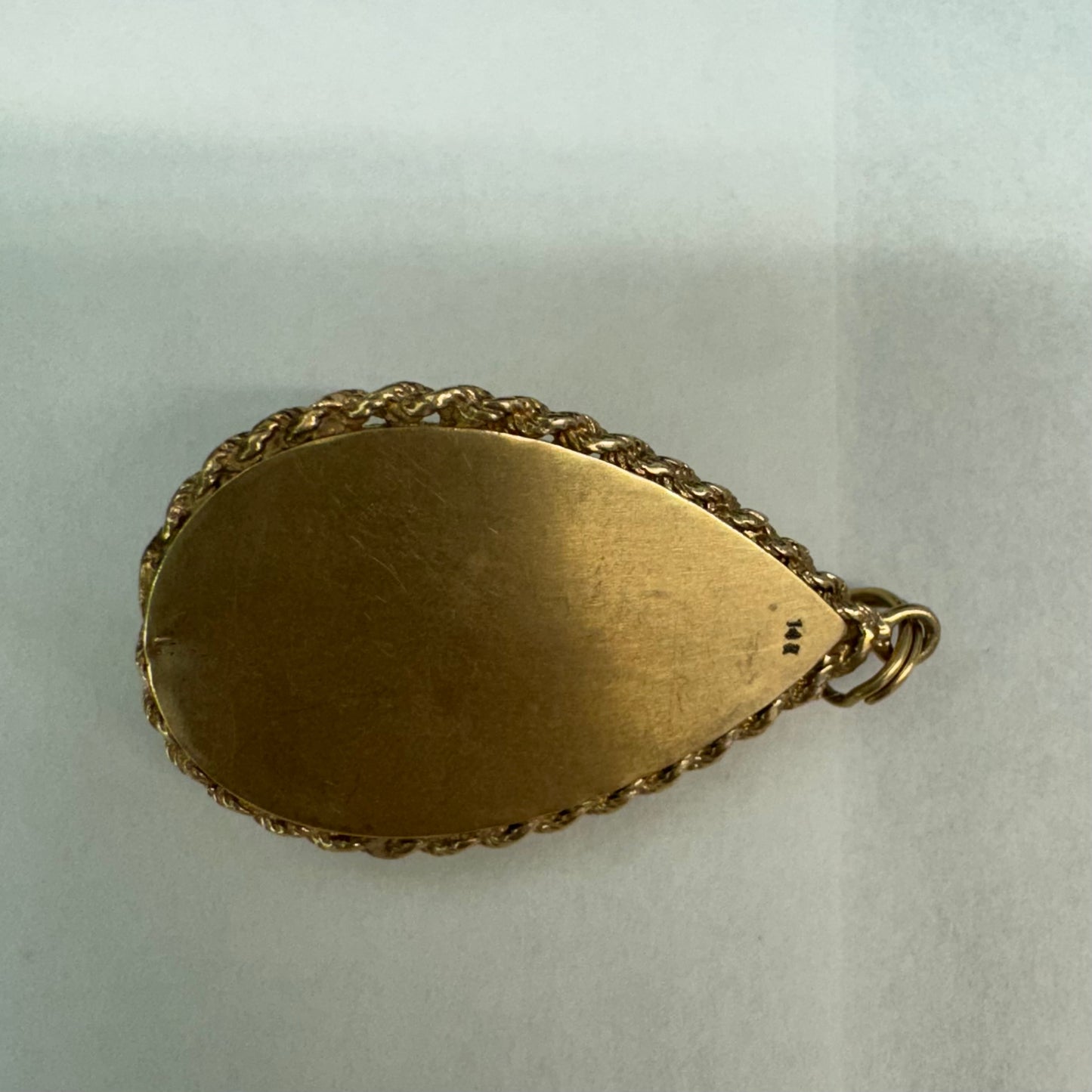 תליון זהב צהוב 14 קראט נפתח, משובץ באבן אמטיסט