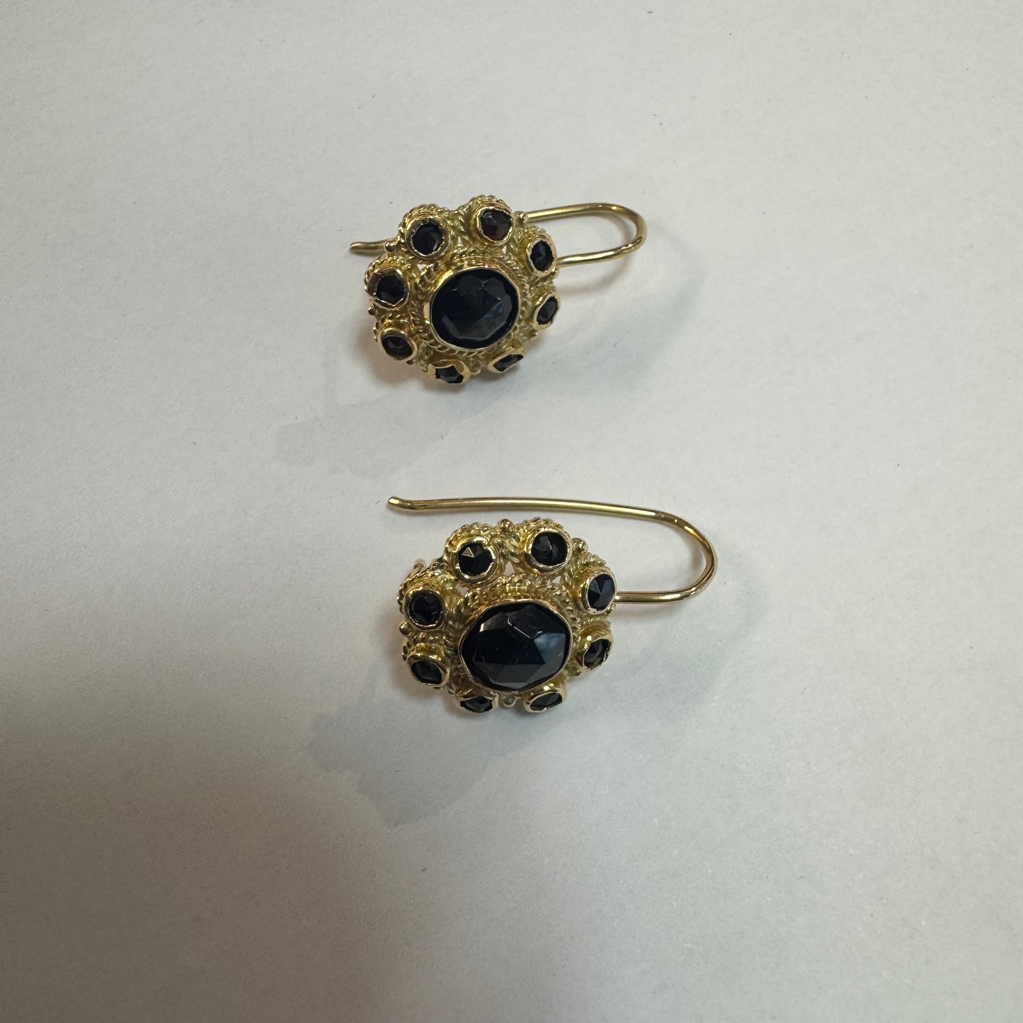 עגילי זהב צהוב 14 קראט, נופלים באורך בינוני, משובצים אבני גרנט