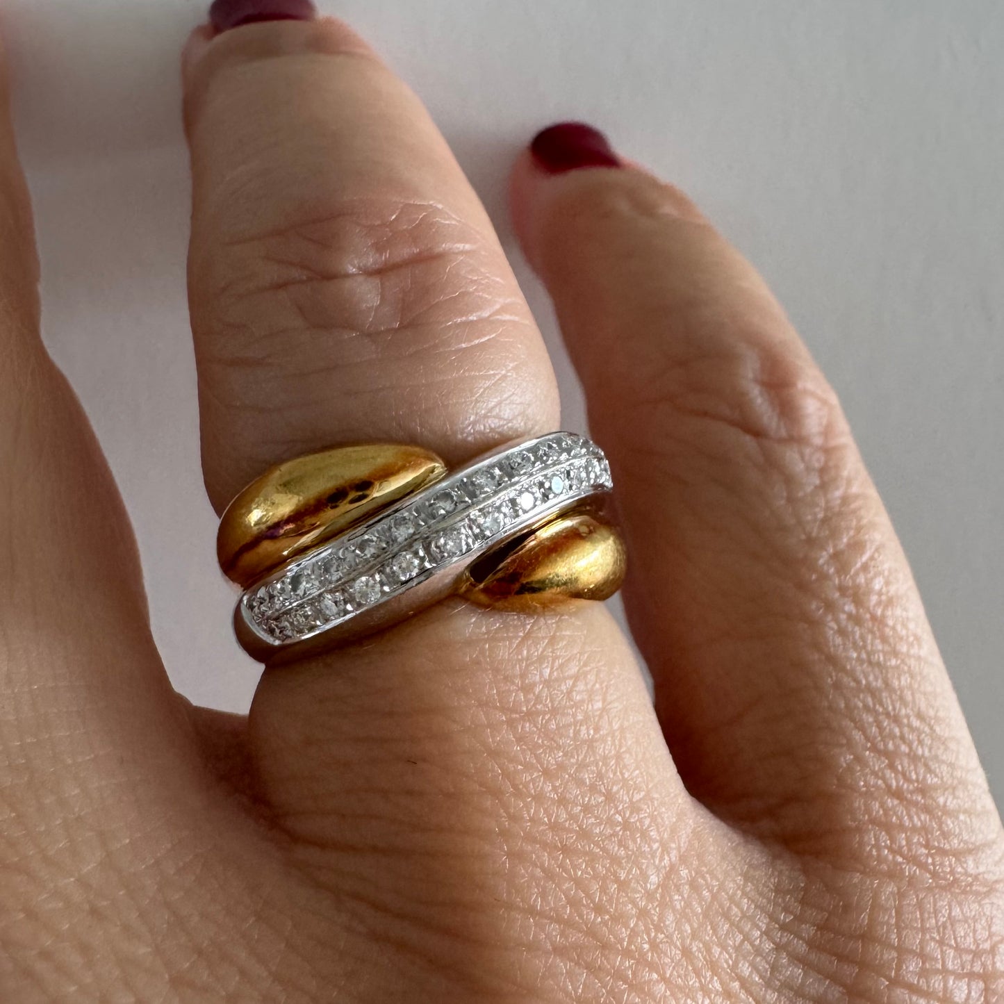 טבעת וינטג’ של המותג היוקרתי H.Stern, זהב 18 קראט בשילוב זהב צהוב ולבן משובצת שורת יהלומים