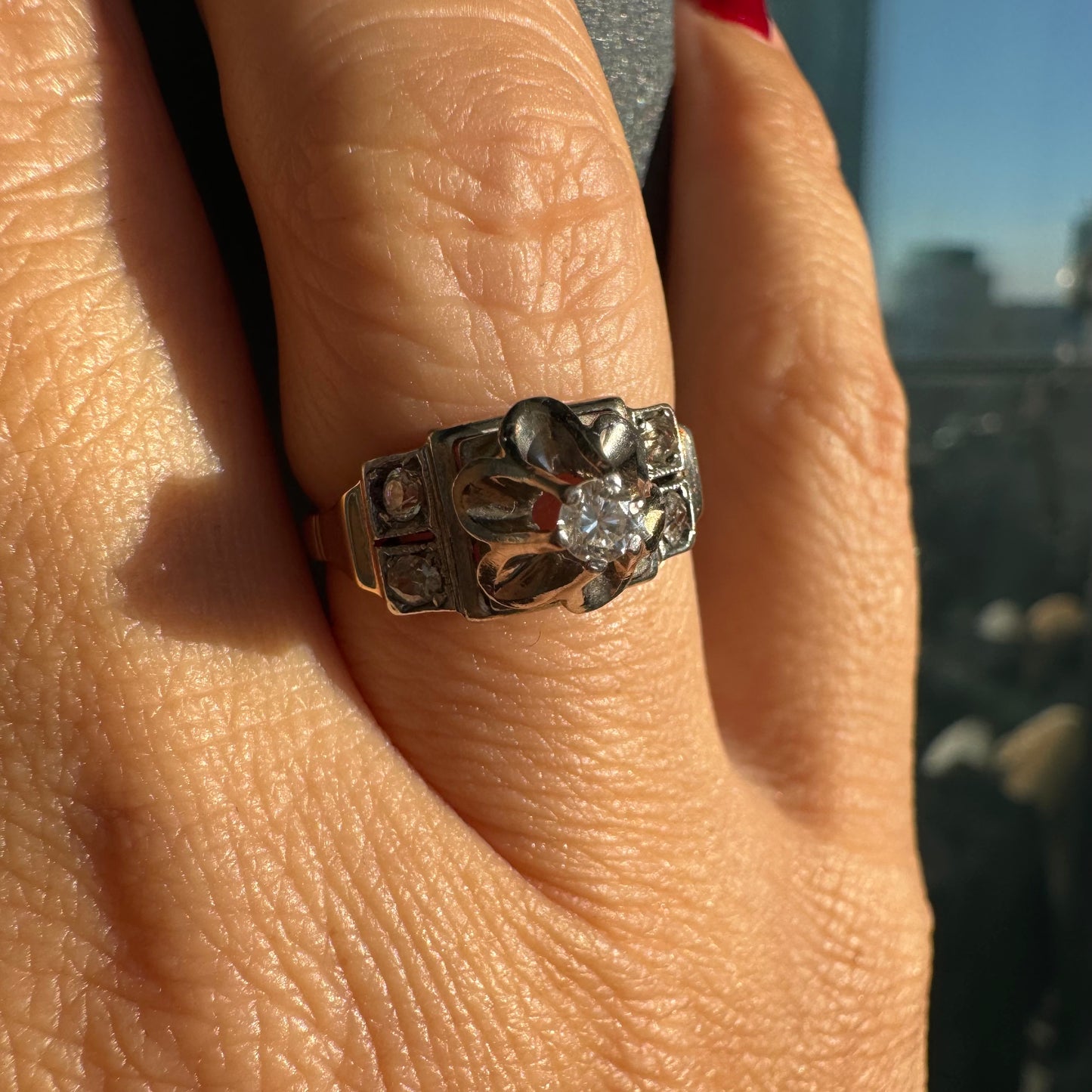 טבעת זהב 14 קראט משובצת יהלומים, בעיצוב פרח פתוח במרכז שמעניק לה מראה מיוחד ורומנטי. 