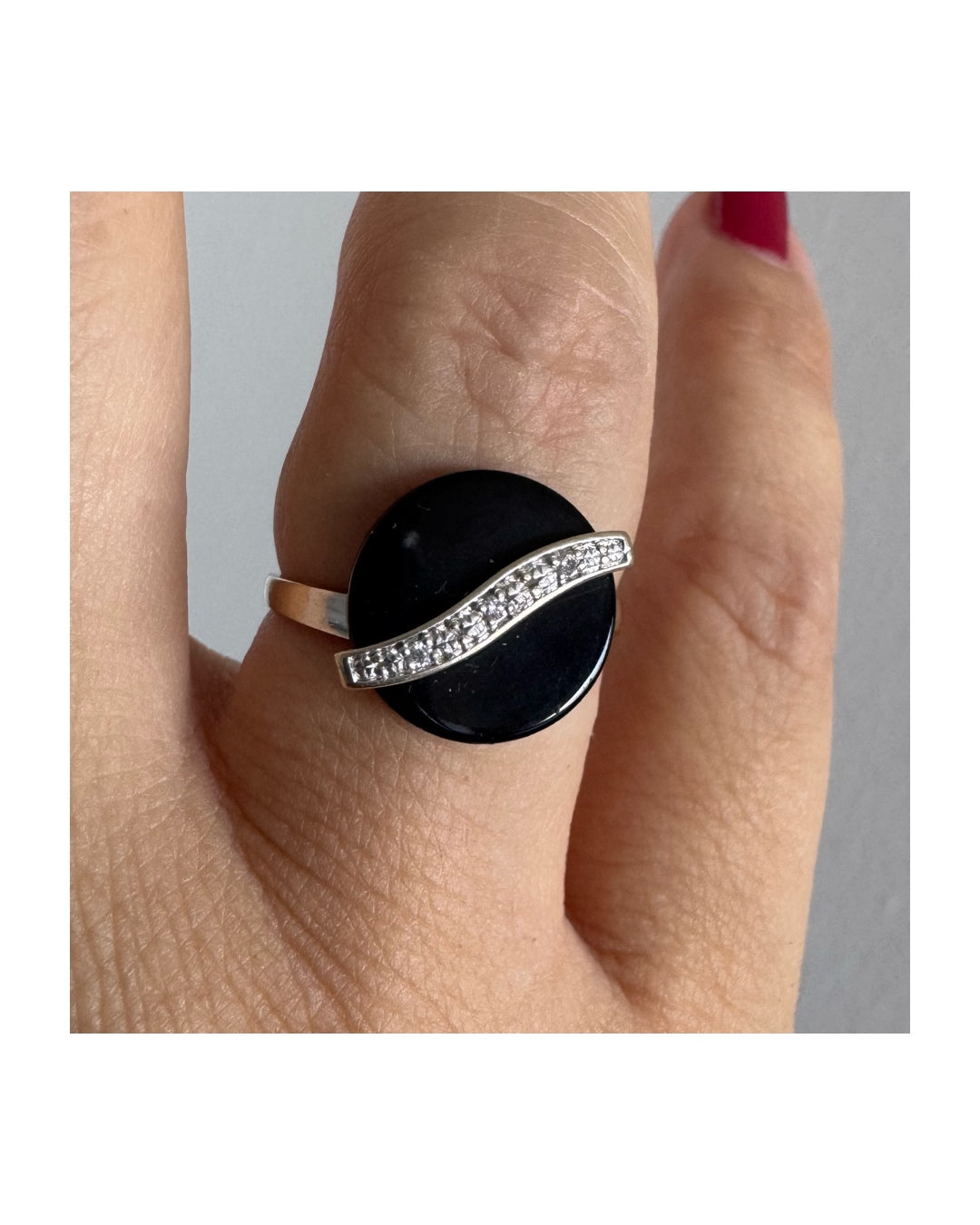 18K gold ring set with a polished round black Onyx