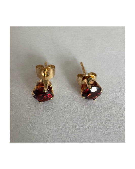 עגילי זהב 14 קראט משובצים אבני גרנט בגוון אדום יין עמוק.