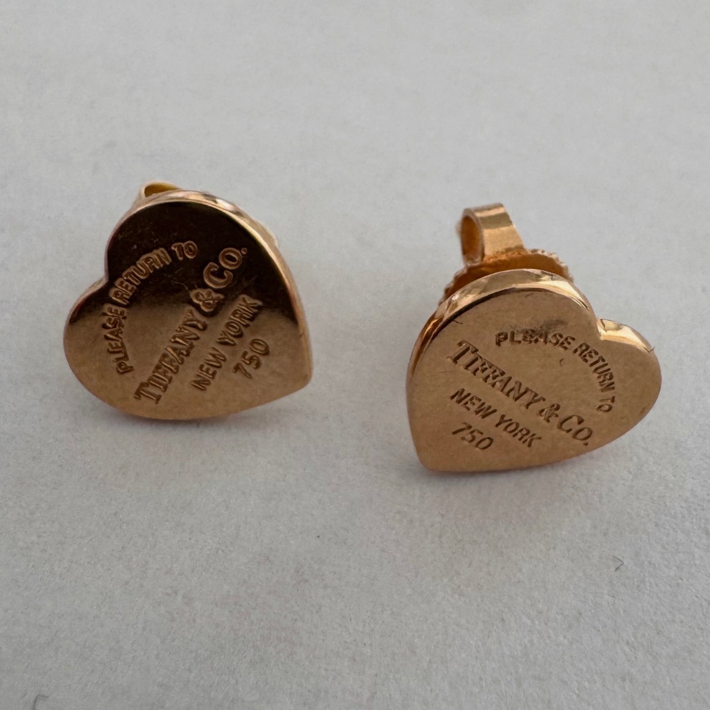 עגילי לב אייקונים מבית Tiffany& Co עשויים זהב 18 קראט (750).