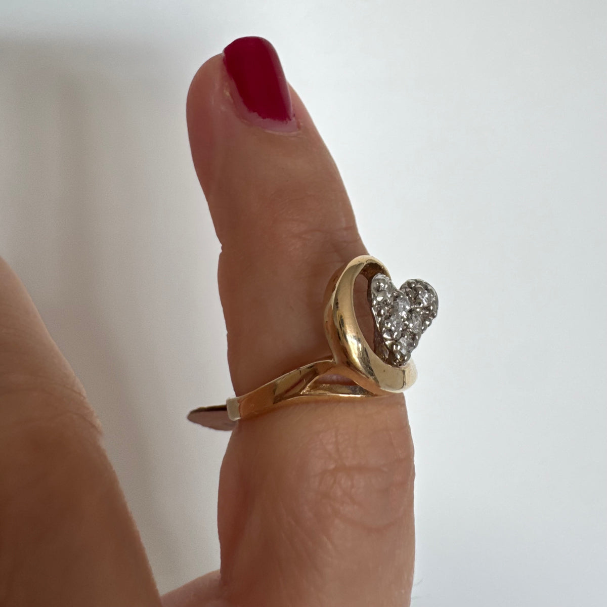 14K gold ring set with sparkling diamonds in a heart-shaped motif