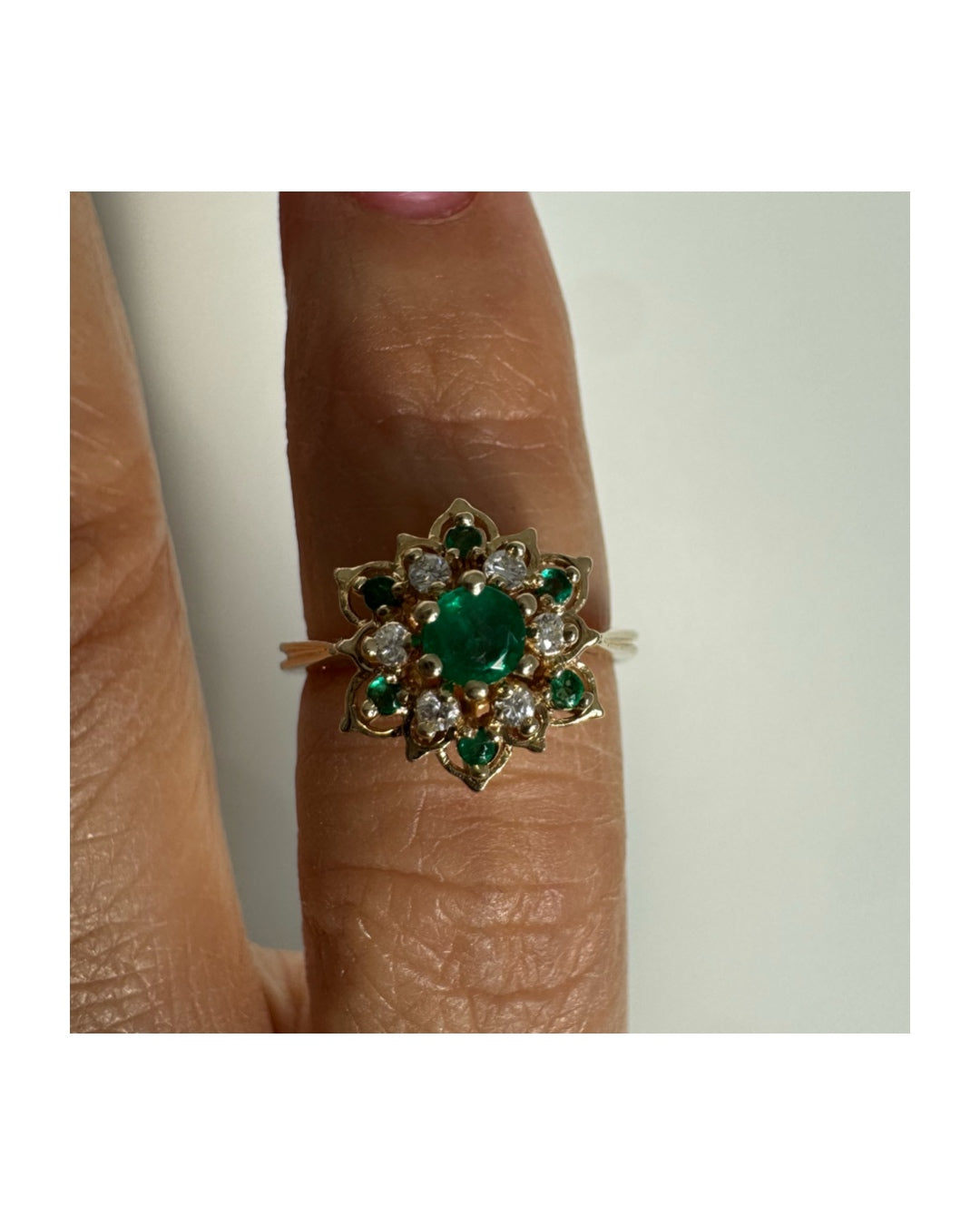 טבעת זהב 14 קראט בעיצוב פרח משובצת אבן אמרלד מרכזית, מוקפת יהלומים ואבני אמרלד נוספות