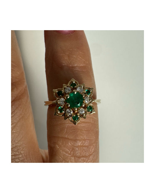 טבעת זהב 14 קראט בעיצוב פרח משובצת אבן אמרלד מרכזית, מוקפת יהלומים ואבני אמרלד נוספות