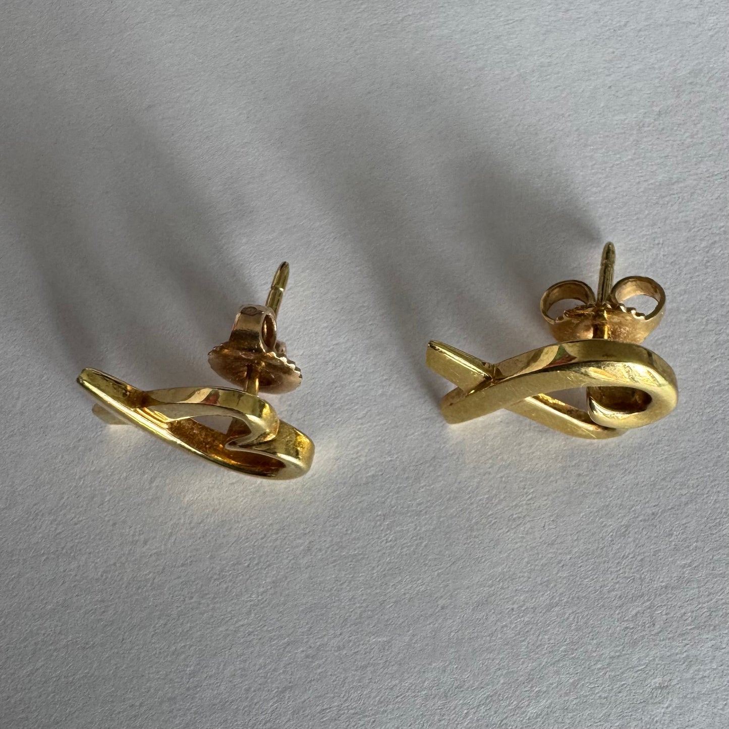 עגילי זהב צהוב 18 קראט, בעיצובה של Paloma Picasso עבור טיפאני אנד קו.