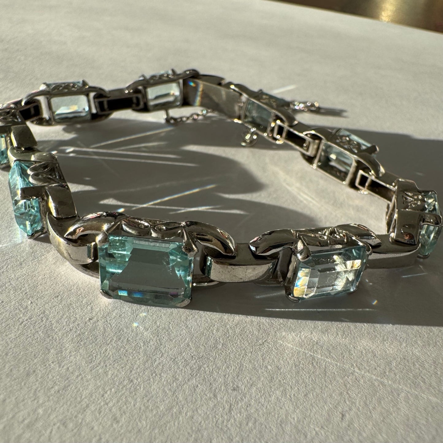 צמיד זהב לבן 18 קראט משובץ אבני אקוומרין בחיתוך אמרלד – אלגנטי, זוהר ועל-זמני.