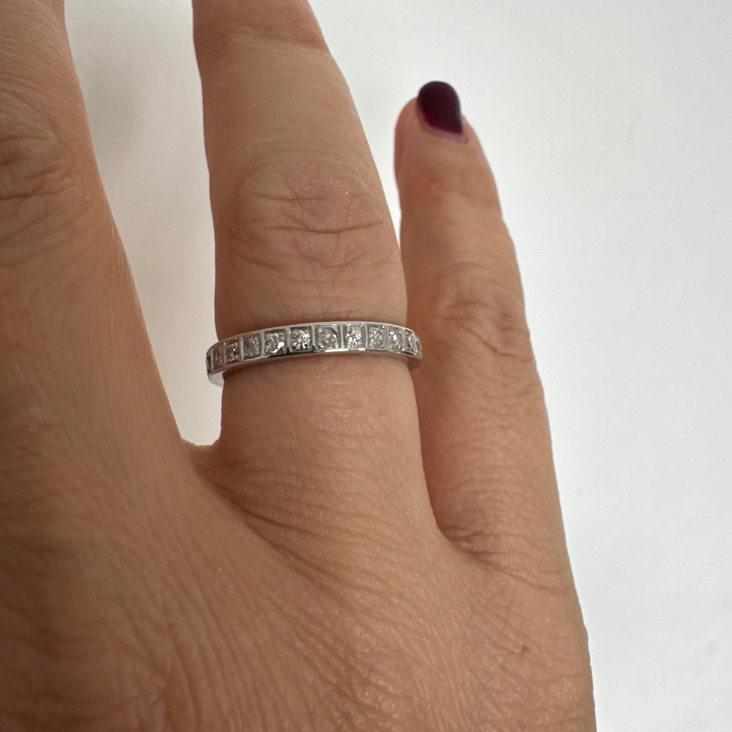 טבעת איטרניטי זהב 14 קראט משובצת שורת יהלומים משובצים זה לצד זה במסגרת מדויקת ונקייה.