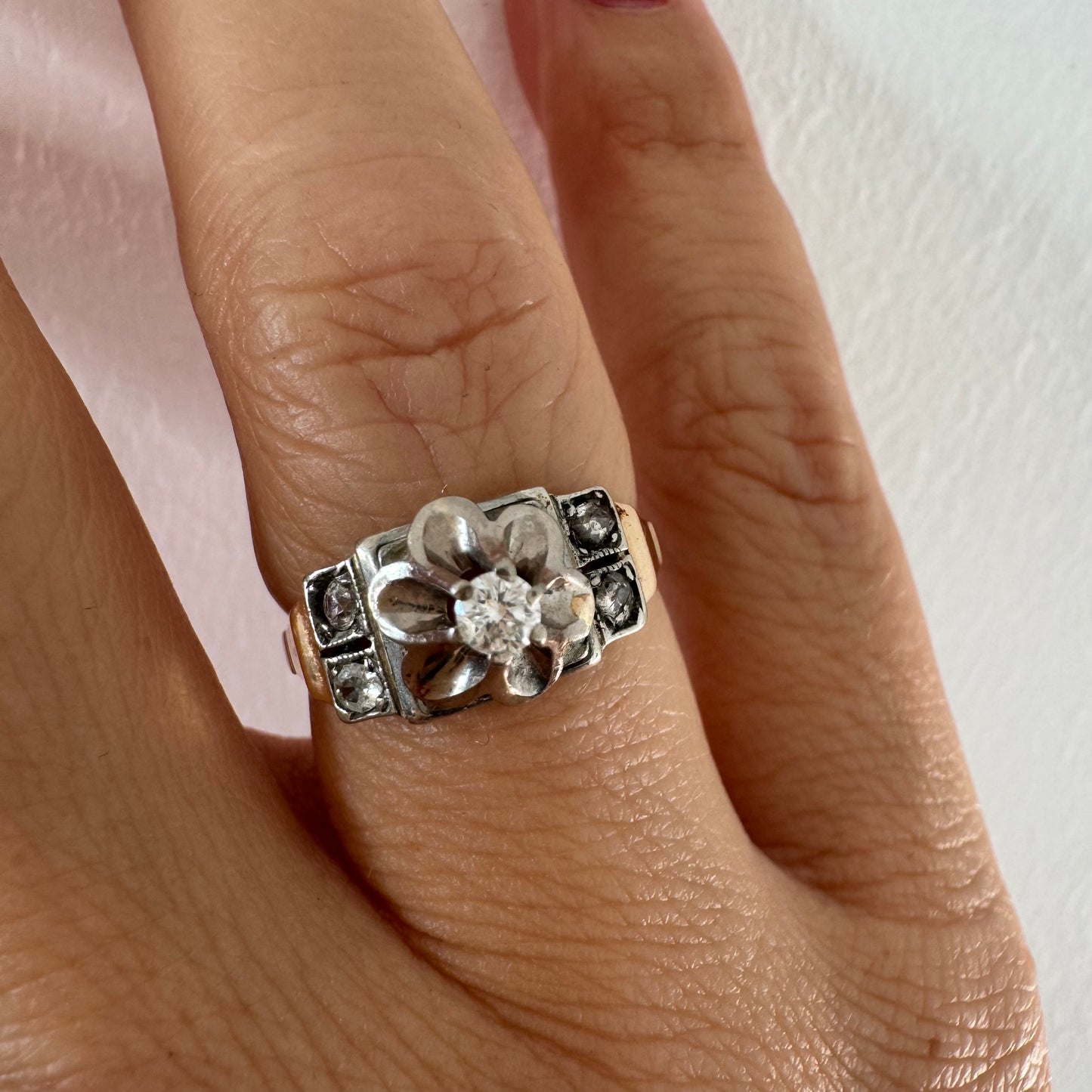 טבעת זהב 14 קראט משובצת יהלומים, בעיצוב פרח פתוח במרכז שמעניק לה מראה מיוחד ורומנטי. 