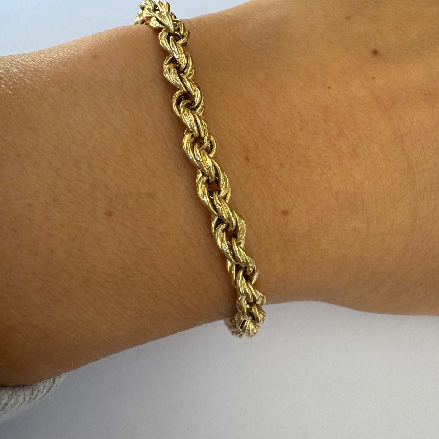 צמיד זהב צהוב 14 קראט בעיצוב שזירה עשיר ומלא נוכחות. 