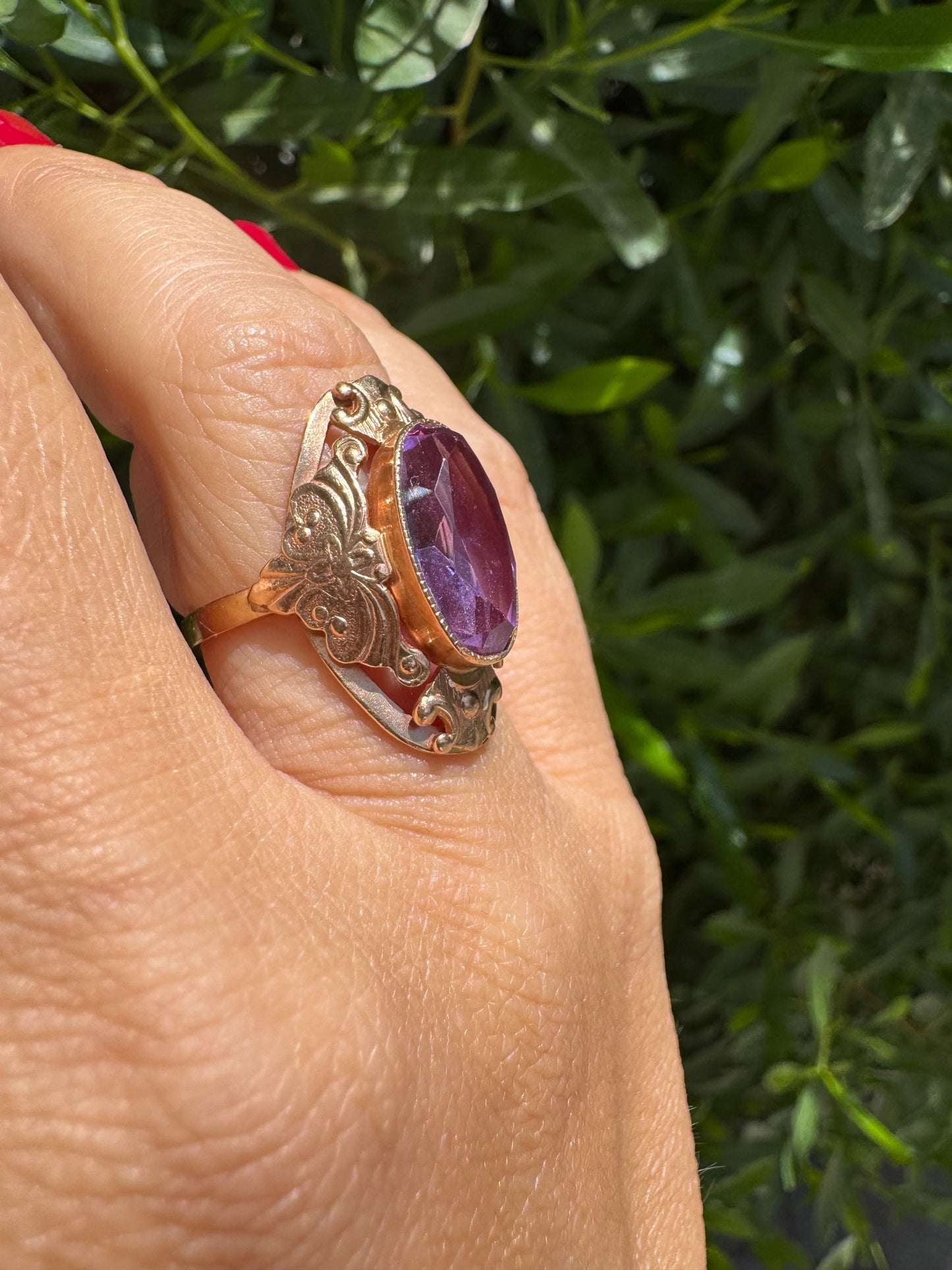 14K gold set with an oval-cut Amethyst