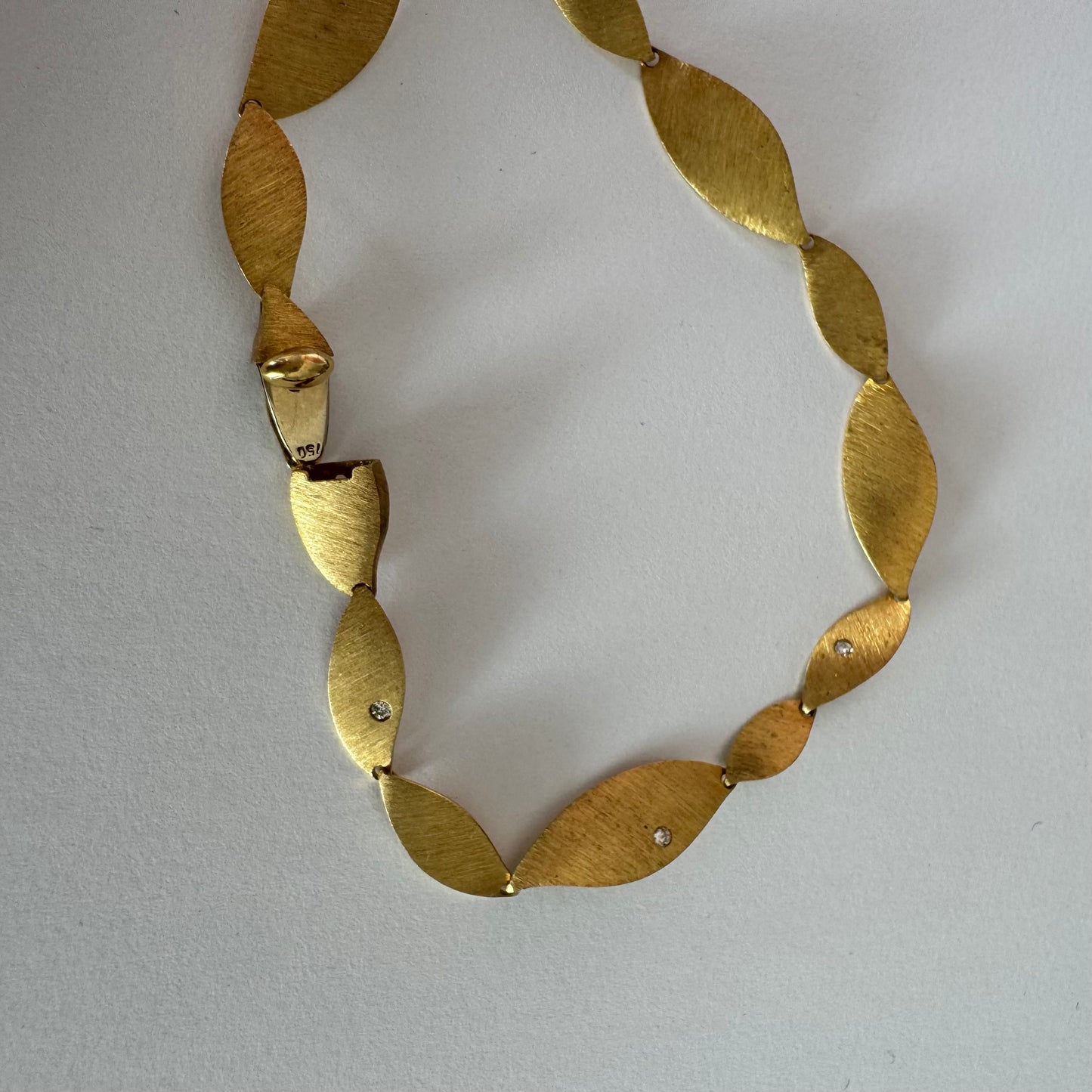 צמיד יוקרתי של המותג H.Stern, עשוי זהב 18 קראט, בעיצוב עלים מחוספסים במראה משי מט. 