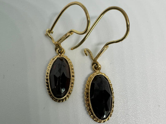 18K gold drop earrings set with Garnet