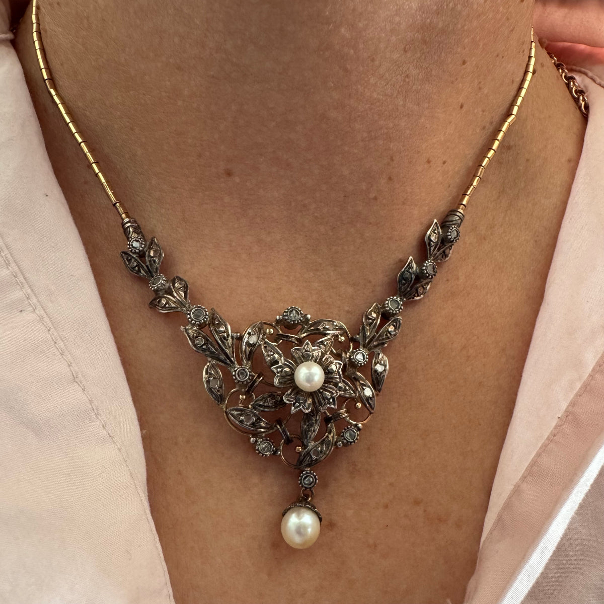 14K Gold Necklace with Pearls
Floral design & Diamonds with delicate details and a magnetic clasp.