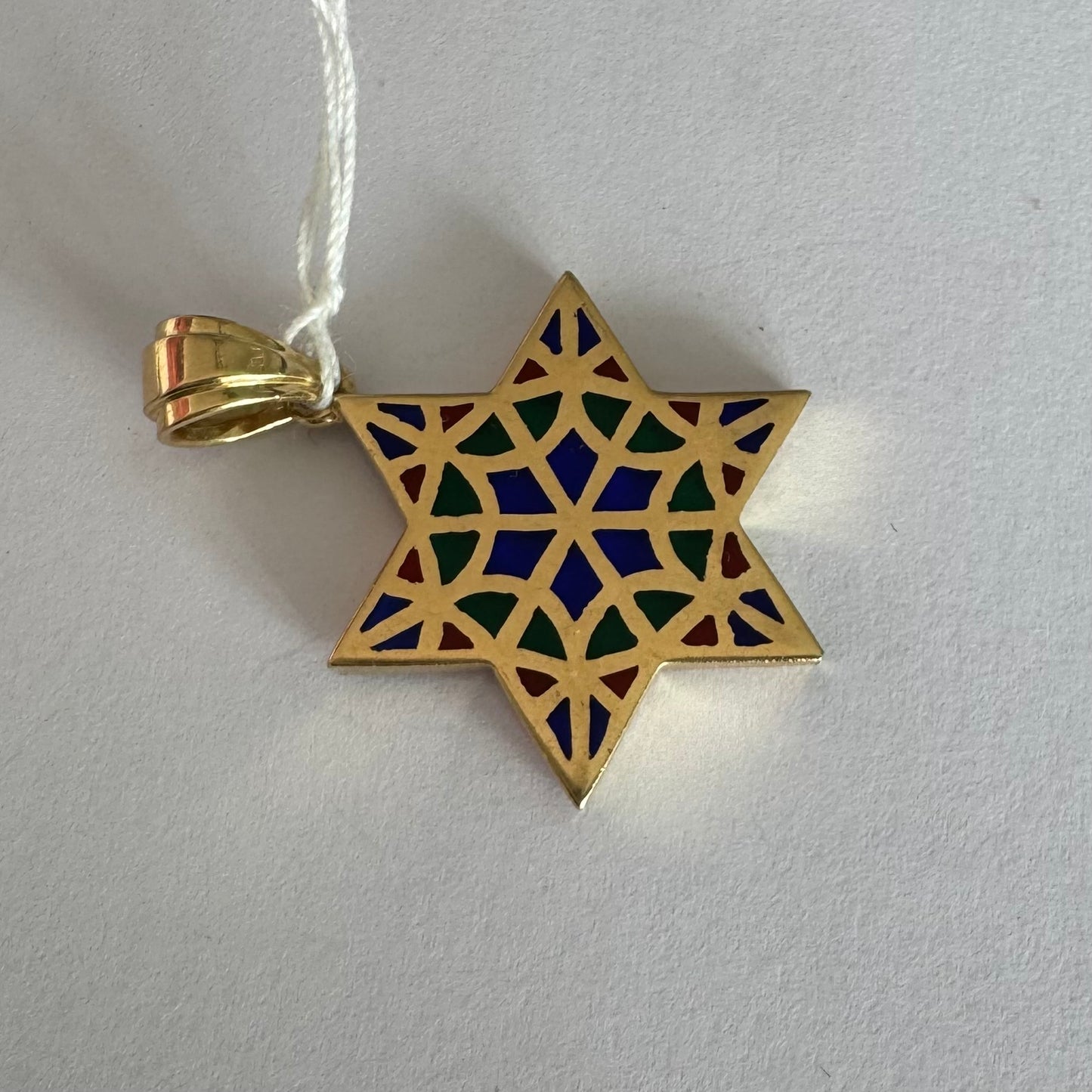 תליון מגן דוד מרהיב מזהב 14 קראט המעוצב בדוגמה גיאומטרית מרשימה בהשראת אמנות פסיפס ויטראז’.