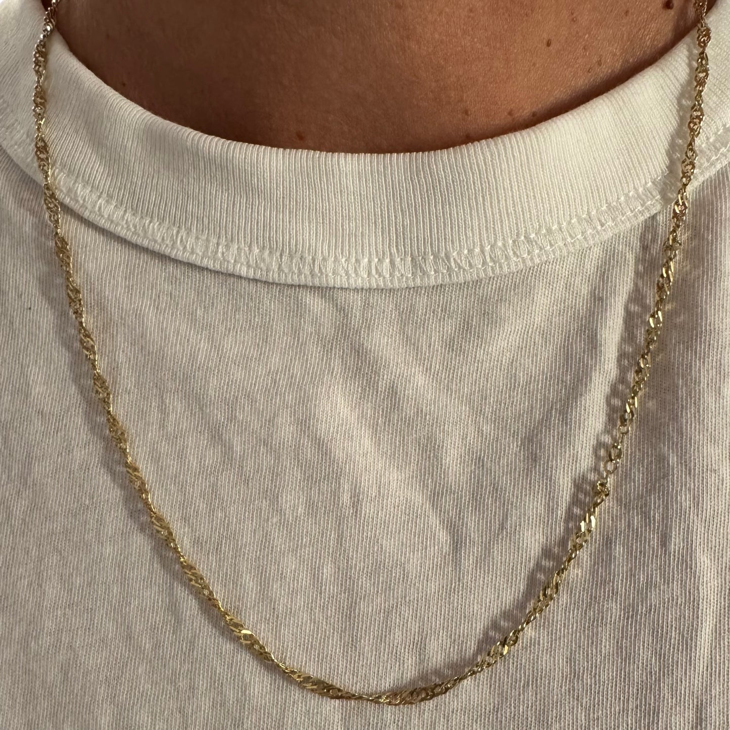 שרשרת זהב צהוב 14 קראט בעיצוב חוליות מסובבות ועדינות שמעניקות לה ברק ותנועה. 