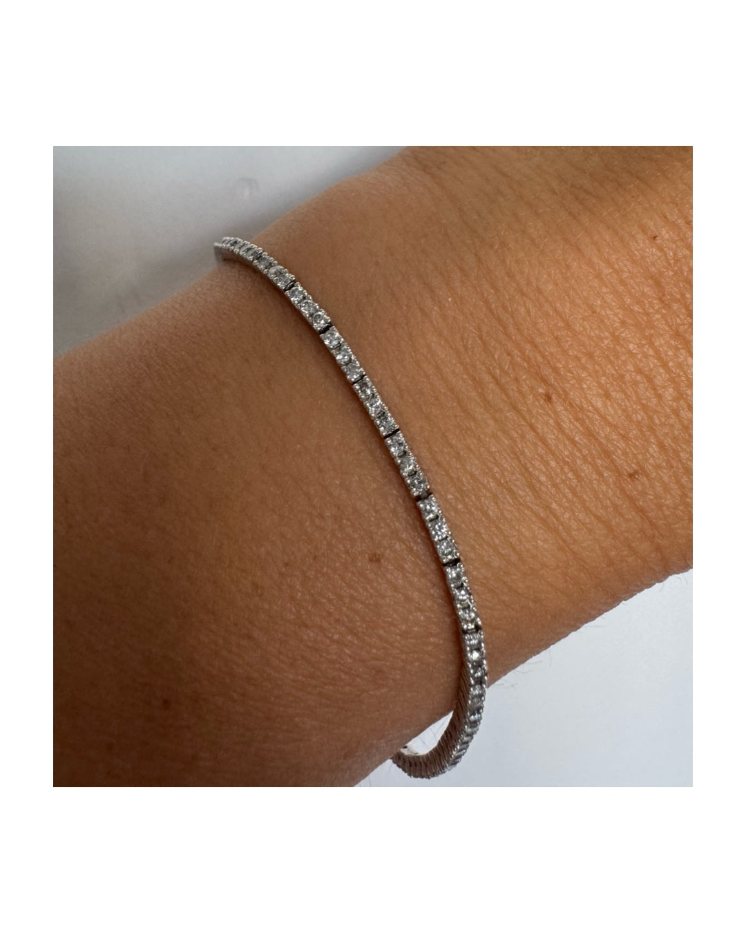 14K gold diamond bracelet with a sleek & elegant design.