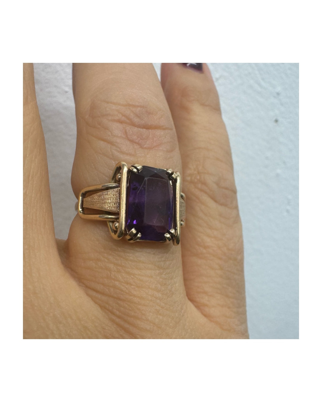 טבעת זהב צהוב 10 קראט משובצת אבן אמטיסט מלבנית