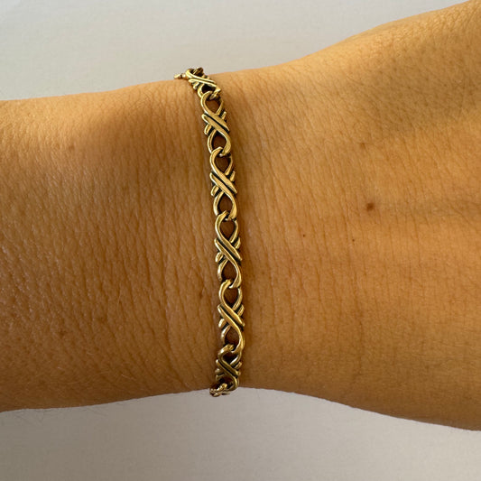 צמיד זהב 14 קראט, בעיצוב חוליות עדין ומסולסל.