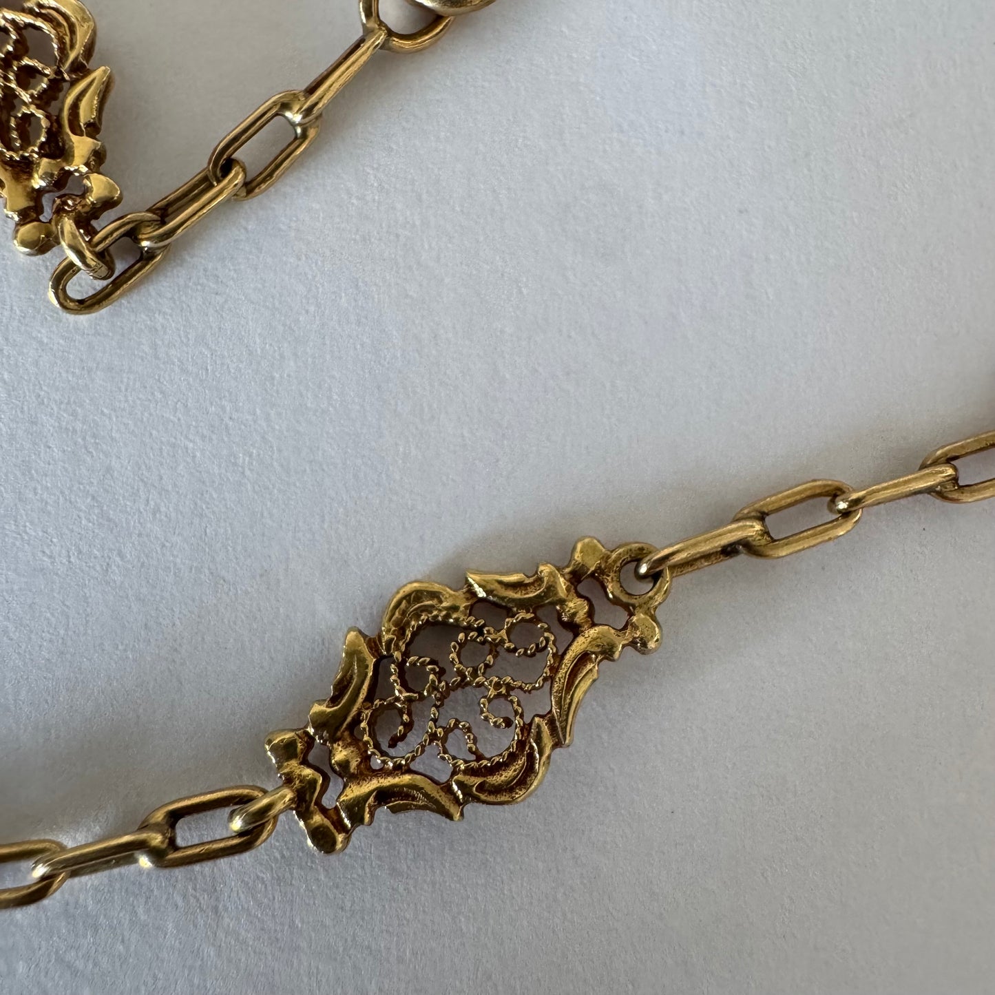 שרשרת זהב צהוב 14 קראט עם חוליות דקורטיביות בעיצוב עדין ומלא פרטים.
