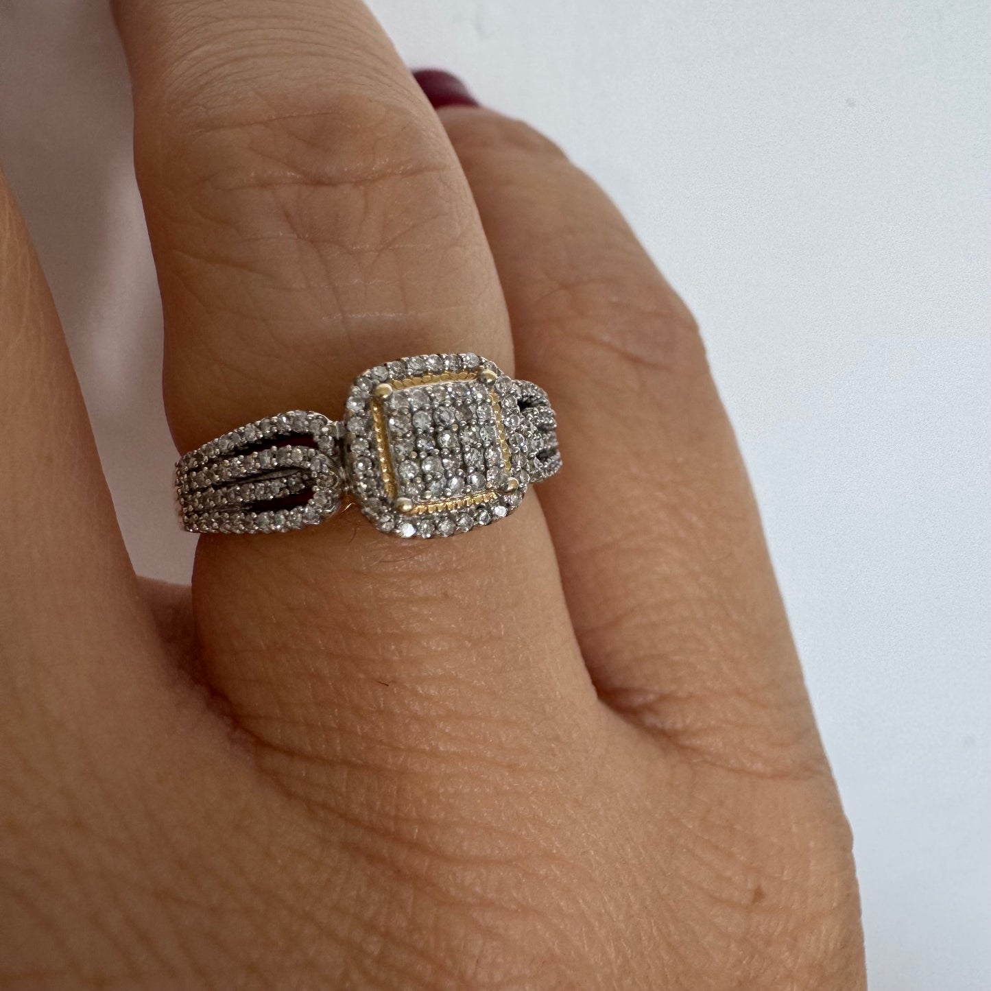 טבעת זהב 14 קראט בעיצוב עדין, משובצת יהלומים קטנים בעבודת פאווה שמעניקה ברק צפוף ומרשים. 