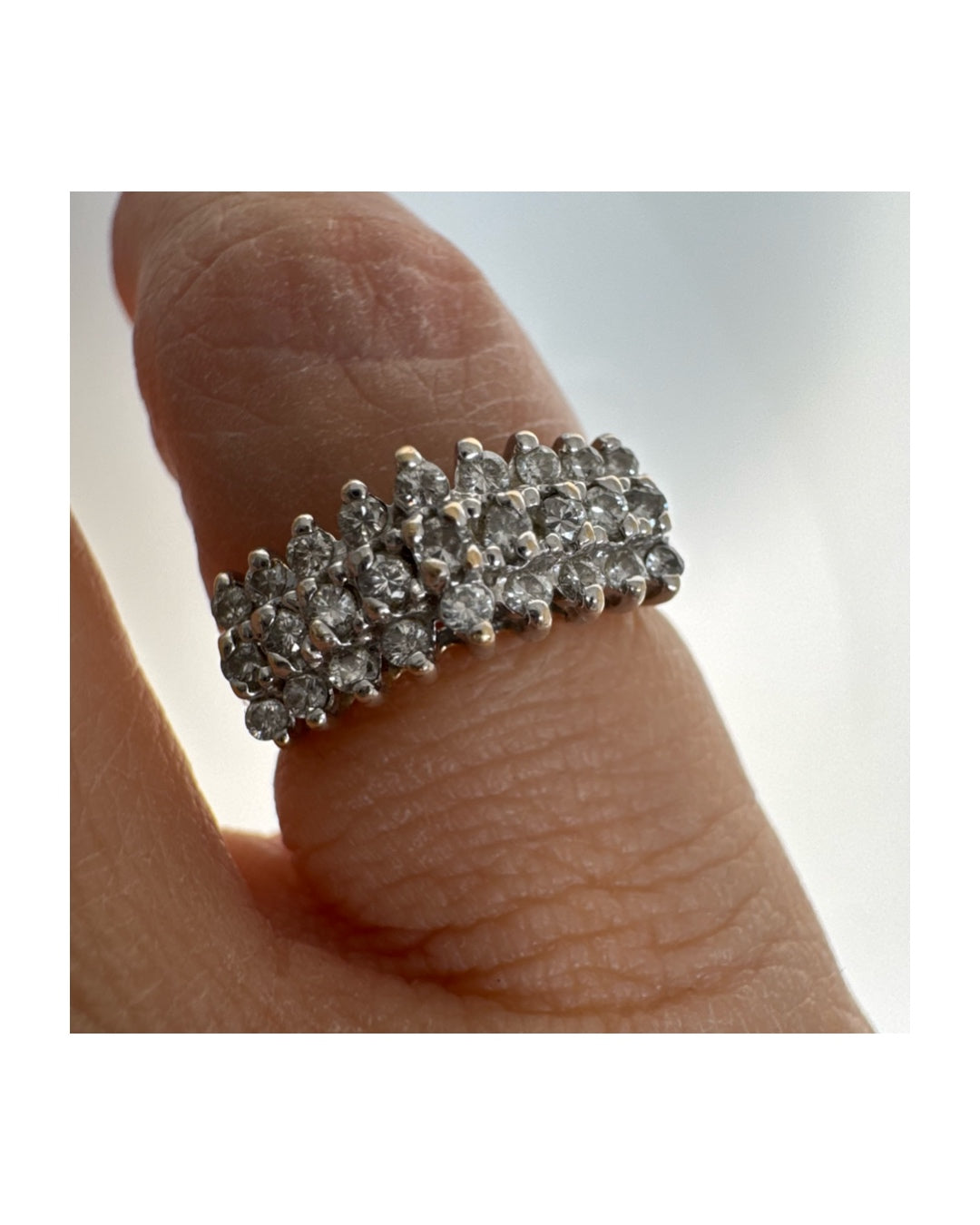 טבעת זהב צהוב 14 קראט משובצת שורות של יהלומים עגולים.