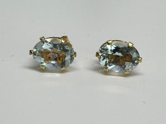 10K gold Stud Earrings set with Aquamarine