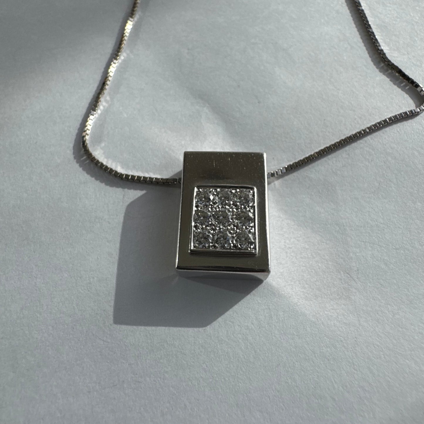 תליון זהב לבן 18 קראט משובץ יהלומים בחיתוך עגול, בשיבוץ צפוף ומדויק היוצר מראה אלגנטי ונקי. 