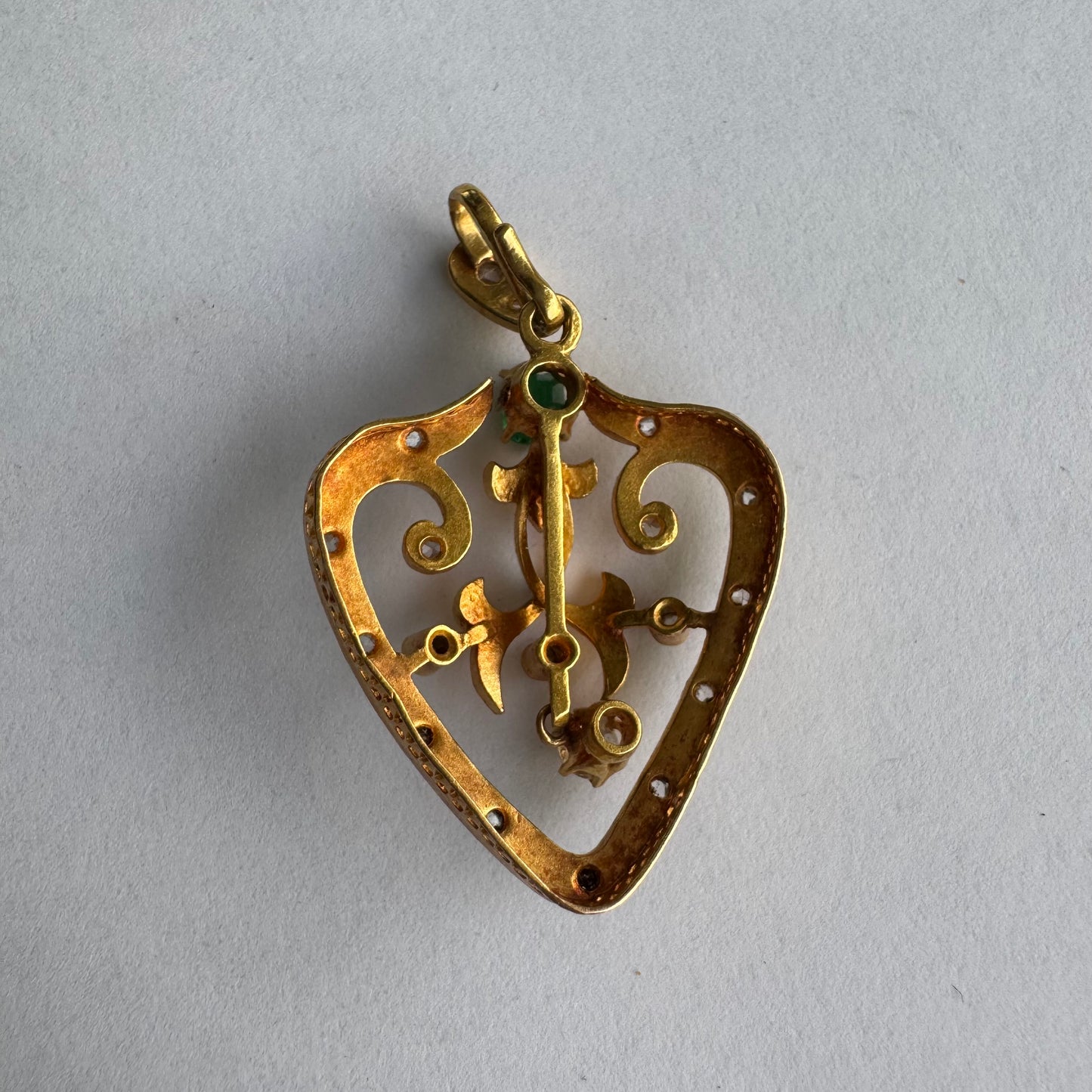 תליון זהב צהוב 18 קראט ״לב״ משובץ אבן אמרלד ויהלומים