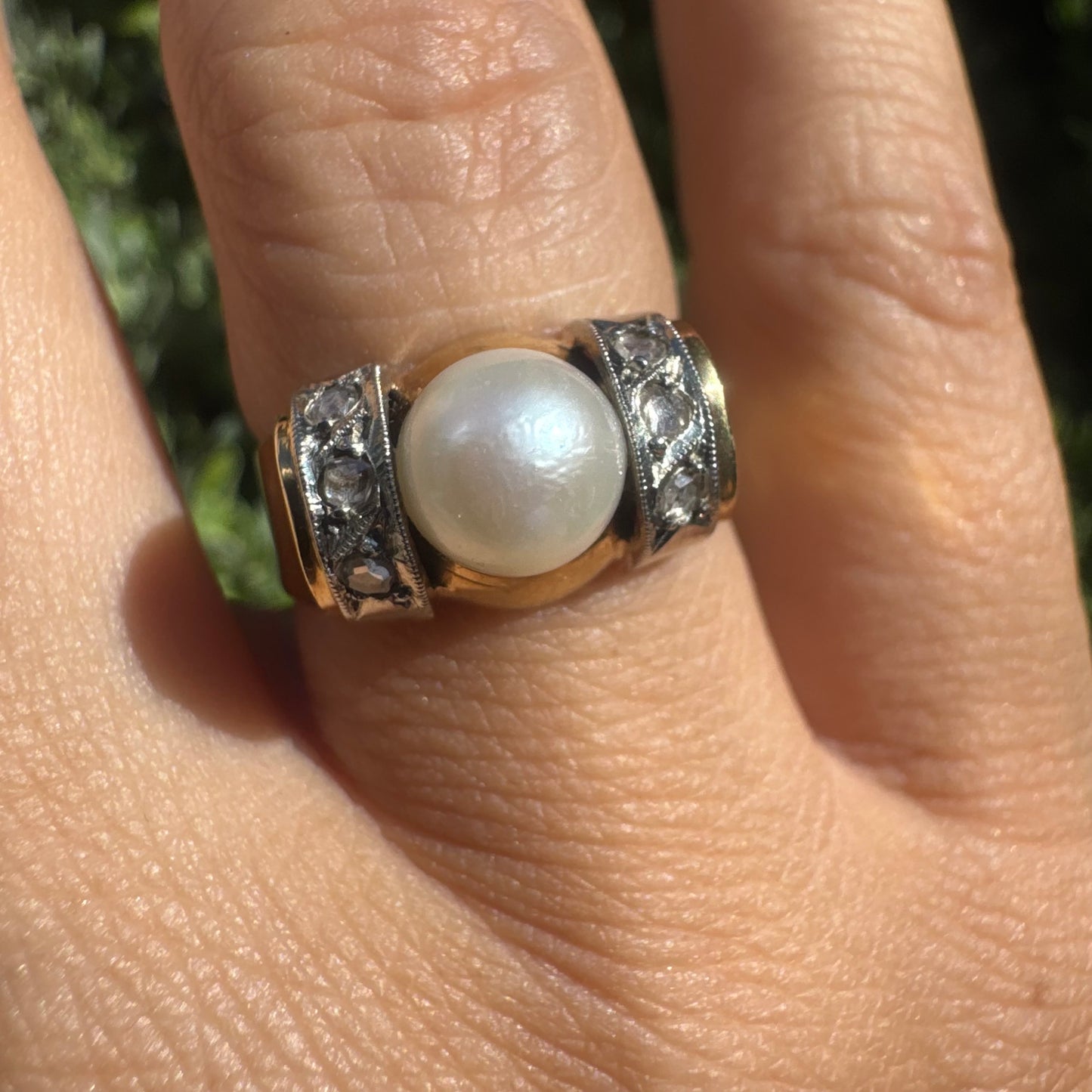 18K gold ring set with a central round Pearl & Diamonds.